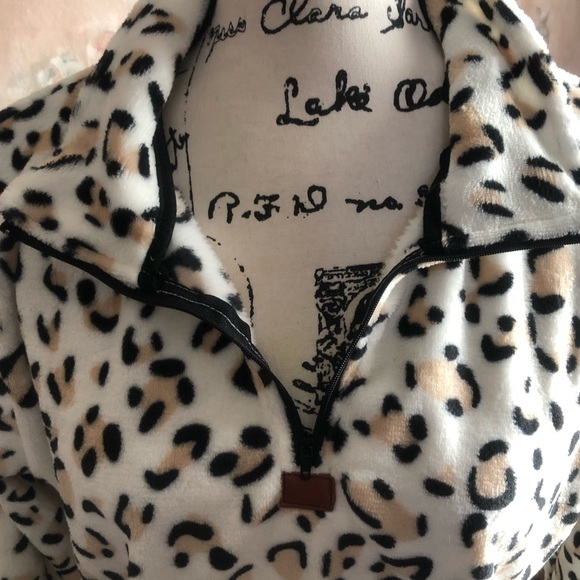 M AVAILABLE LEOPARD PRINT ZIP FRONT PLUSH TOP NWT - Picture 3 of 4